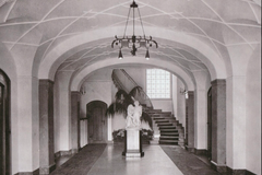 Socha ženy a malého dítěte, jejímž autorem je Antonia Tantardini, stála v hale vily Augusta Löw-Beera až do roku 2011.