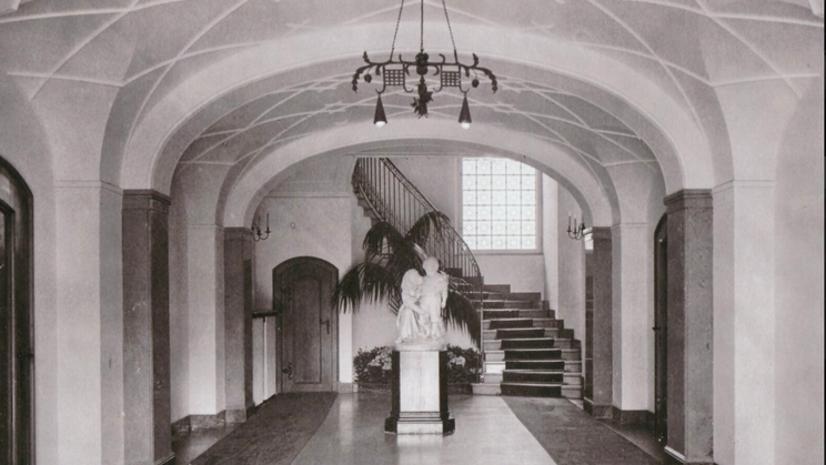 Socha ženy a malého dítěte, jejímž autorem je Antonio Tantardini, stála v hale vily Augusta Löw-Beera až do roku 2011.