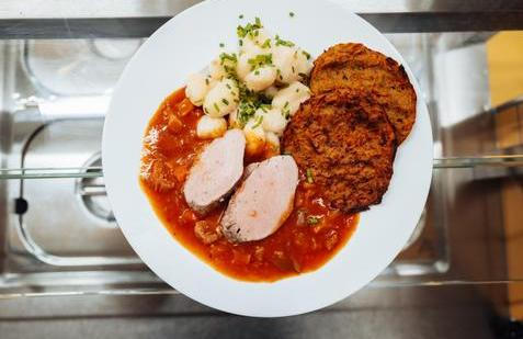 „UHO tu rozhodně nevaříme,“ směje se vedoucí školní jídelny Kateřina Slabíková. 