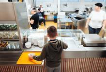 Legendární univerzální hnědá omáčka je pro ni symbolem toho, jak to ve školních jídelnách vypadalo dřív.