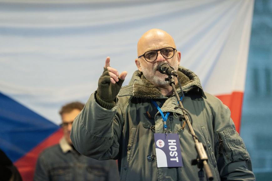 Klempíř popřál účastníkům debaty v divadle zdar. Nedostaví se kvůli jednání vlády