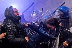 „Nepřátelé Itálie!“ Meloniová obvinila radikály z útoku na olympijský Milán