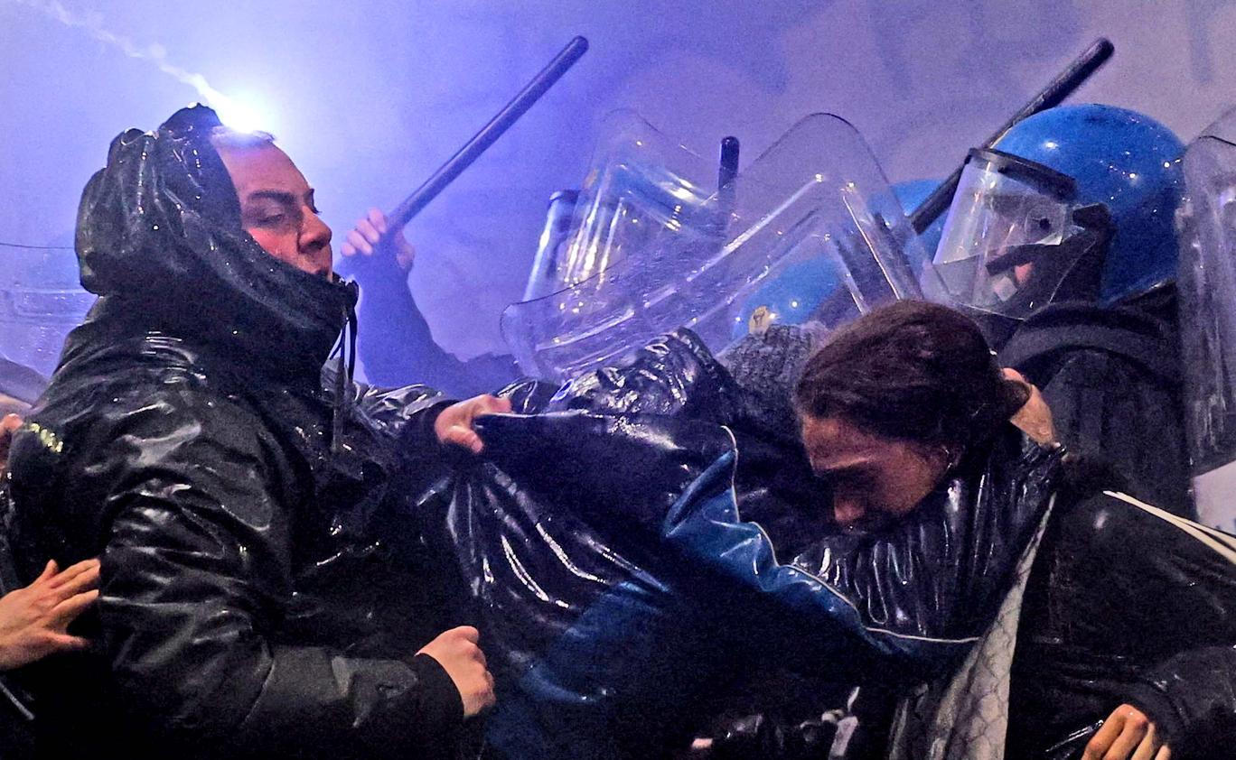 „Nepřátelé Itálie!“ Meloniová obvinila radikály z útoku na olympijský Milán