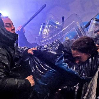 „Nepřátelé Itálie!“ Meloniová obvinila radikály z útoku na olympijský Milán