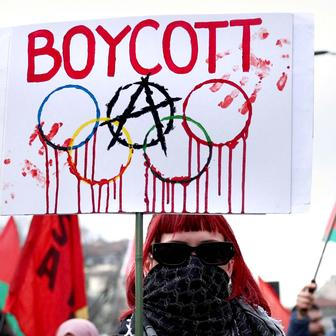 „Nepřátelé Itálie!“ Meloniová obvinila radikály z útoku na olympijský Milán