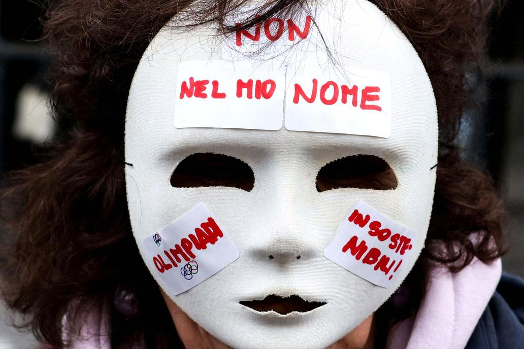 „Nepřátelé Itálie!“ Meloniová obvinila radikály z útoku na olympijský Milán