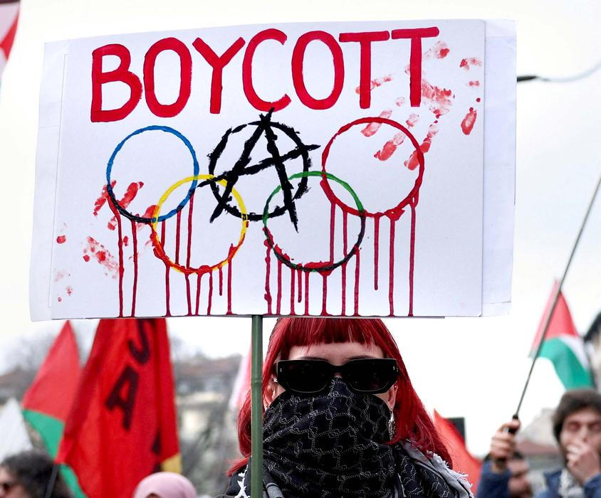 „Nepřátelé Itálie!“ Meloniová obvinila radikály z útoku na olympijský Milán