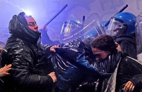 „Nepřátelé Itálie!“ Meloniová obvinila radikály z útoku na olympijský Milán