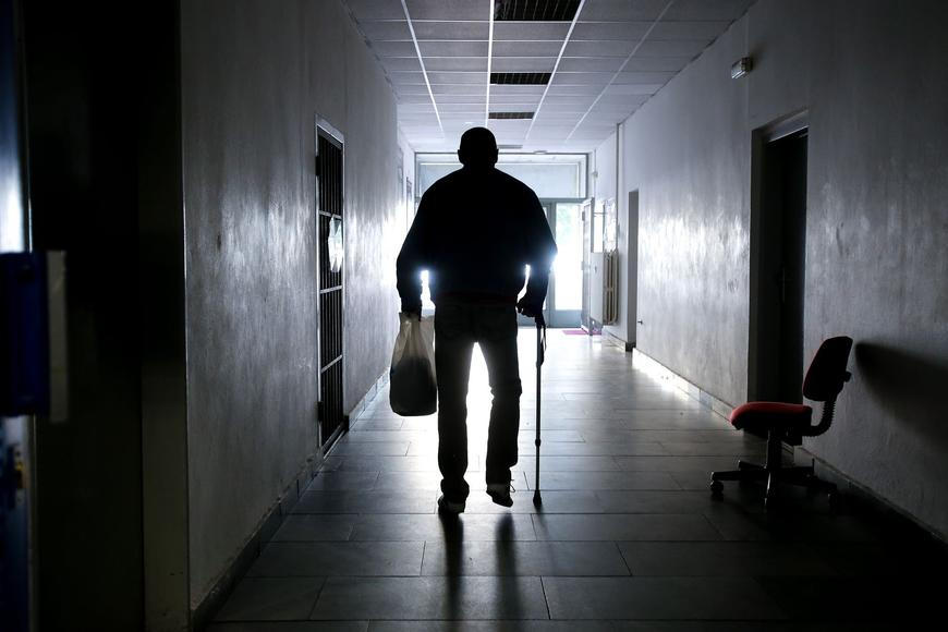 Jídlo z plastové lahve, silný zápach. Ombudsman varuje před třemi domovy pro seniory