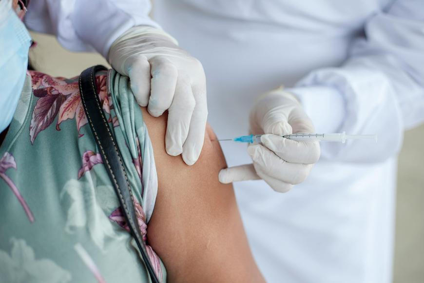 Pozůstalí po zemřelých kvůli očkování proti covidu mohou žádat náhradu útrap