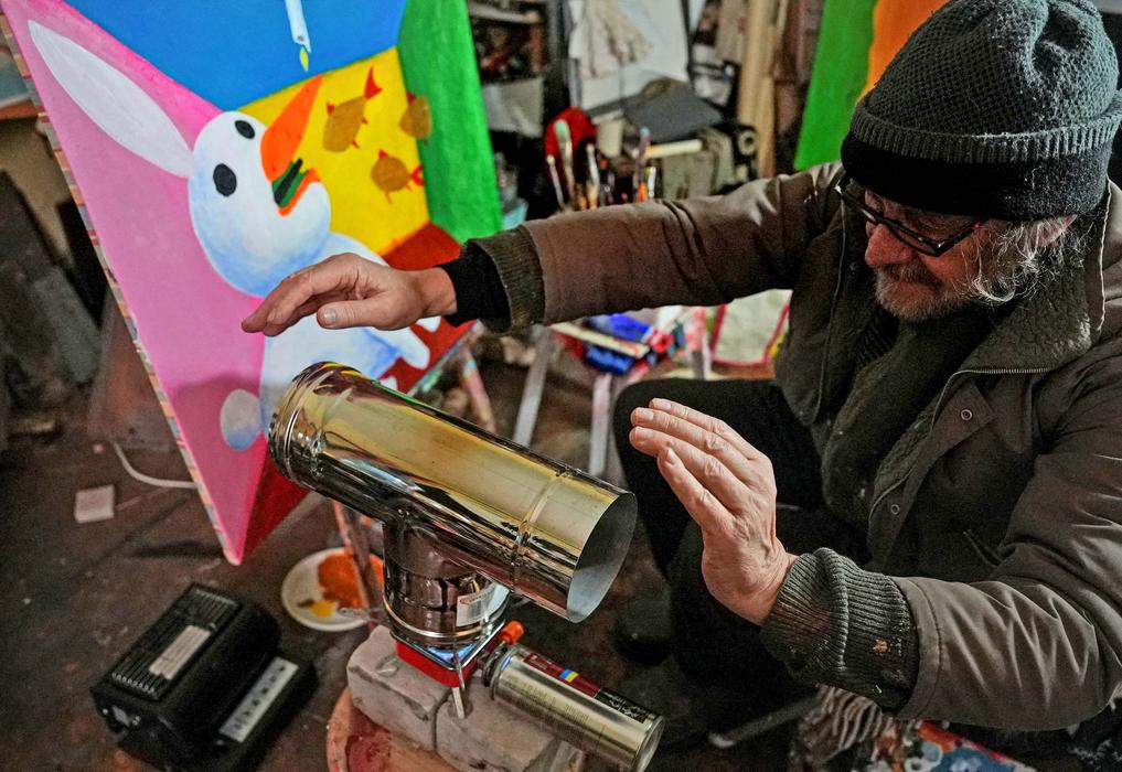 Dítě v kaluži, Bílý králík u svíčky, nahlédněte do mrazivého kyjevského ateliéru