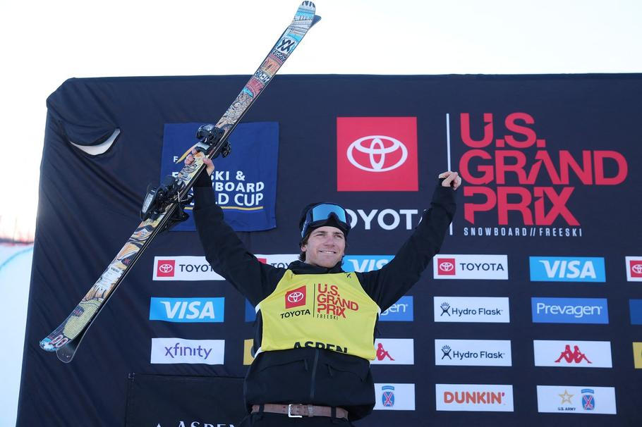 Hunter Hess z týmu USA pózuje na stupních vítězů po získání druhého místa ve finále soutěže freeski halfpipe v Aspen Snowmass během Toyota US Grand Prix 2026 v lyžařském středisku Aspen Snowmass 10. ledna 2026 v Aspenu, Colorado. FOTO: Michael Reaves