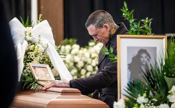 MMA zápasník Gábor Boráros na posledním rozloučení se svojí expartnerkou Monikou Jákliovou.