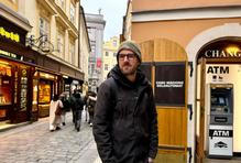 Jak vznikají jejich reportáže, co je žene dál a jaké to je fungovat bez cenzury? Janek a Honza nás nechali nahlédnout pod pokličku a dokonce nás vzali přímo na místo činu.