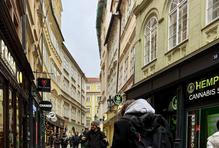 Jak to však všechno začalo? „Já jsem se k žurnalistice dostal skrz možnost nahrávat videa na internet,“ říká Janek jen tak mimochodem, jako by šlo o samozřejmost. Když v roce 2006 odstartovala platforma YouTube, otevřel se prostor pro něco, co do té doby neexistovalo. Najednou šlo sdílet videa nejen s kamarády nebo rodinou, ale s kýmkoli na světě.