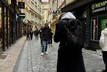 Jak to však všechno začalo? „Já jsem se k žurnalistice dostal skrz možnost nahrávat videa na internet,“ říká Janek jen tak mimochodem, jako by šlo o samozřejmost. Když v roce 2006 odstartovala platforma YouTube, otevřel se prostor pro něco, co do té doby neexistovalo. Najednou šlo sdílet videa nejen s kamarády nebo rodinou, ale s kýmkoli na světě.