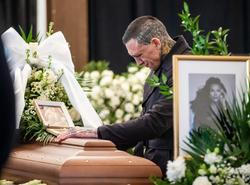 MMA zápasník Gábor Boráros na posledním rozloučení se svojí expartnerkou Monikou Jákliovou.