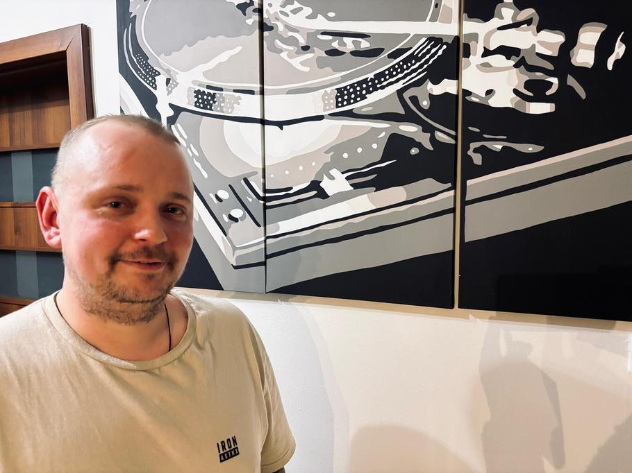 Kromě knihovny plné knížek o havířině má Martin Sikora rád i taneční muziku, což jej spojuje s jeho manželkou. Vyfotit se tak nechal u velkého plátna s dýdžejským gramofonem.