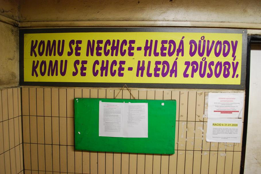 Důl ČSM postavený v 60. letech je stále plný nejrůznějších motivačních hesel z dlouhé historie OKD.