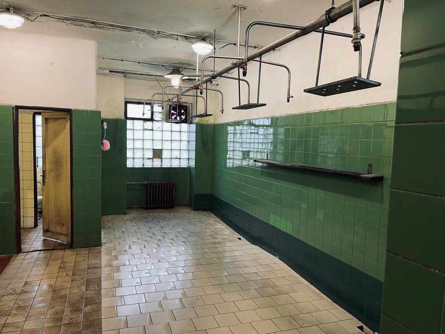 Hromadné sprchy pro řadové havíře. Jak si po sfárání vyzkoušel i reportér deníku Aktuálně.cz, voda je pořádně horká.