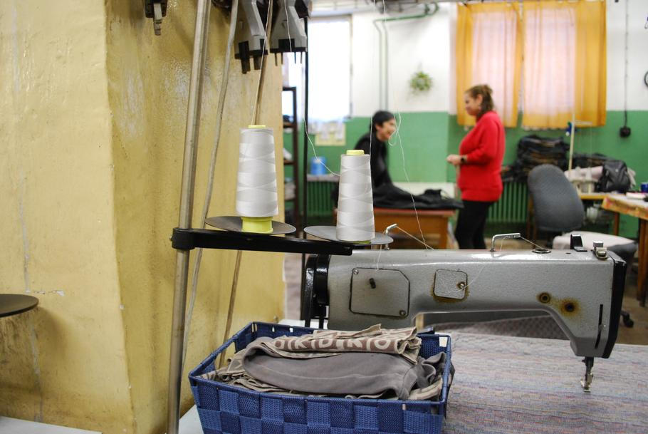 K dolu patří i textilní dílna, kde se havířům látají fáračky a sešívají další potřeby.