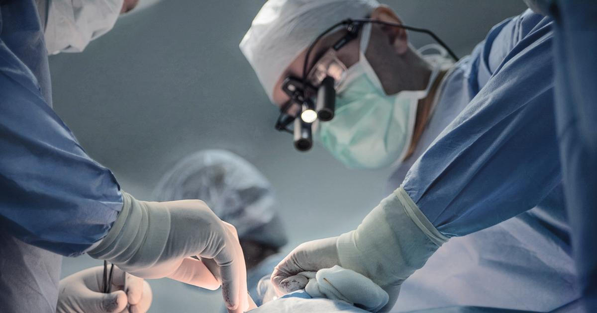 Defibrilátor i pro umírajícího? Obětí mohly být stovky, bizarní případ řeší policie