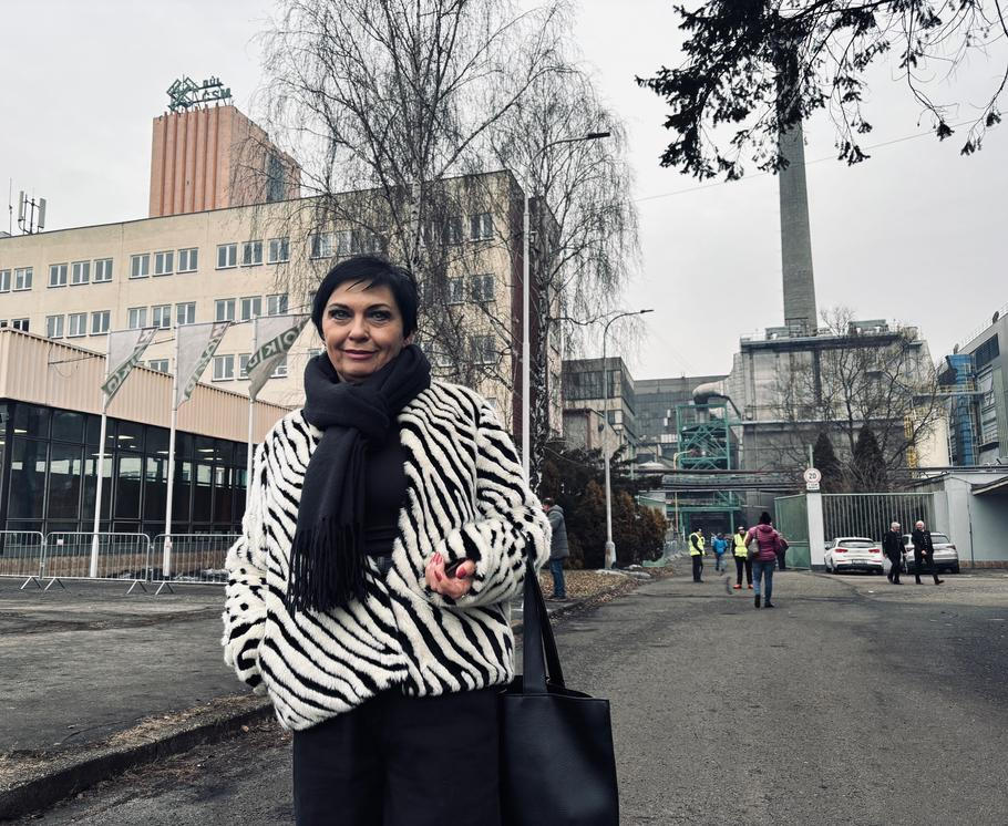 Taťána Karová před skipovou věží dolu, kterou navíc pořád vidí ze svého okna doma.