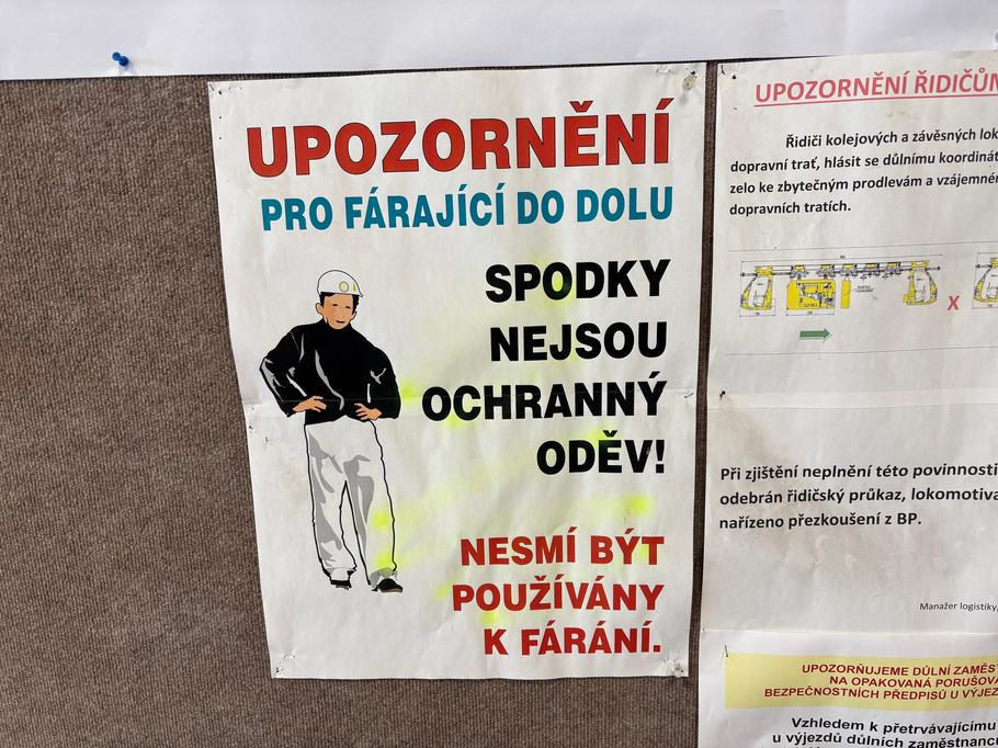 Některé letáky na nástěnce vestibulu dolu působí i ve smutné atmosféře konce těžby vtipně.