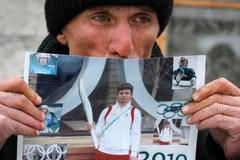 DAVID KUMARITAŠVILI, otec Nodar Kumaritašvili, fotografie, smutek