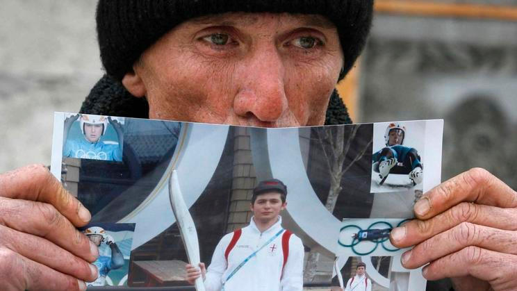 DAVID KUMARITAŠVILI, otec Nodar Kumaritašvili, fotografie, smutek