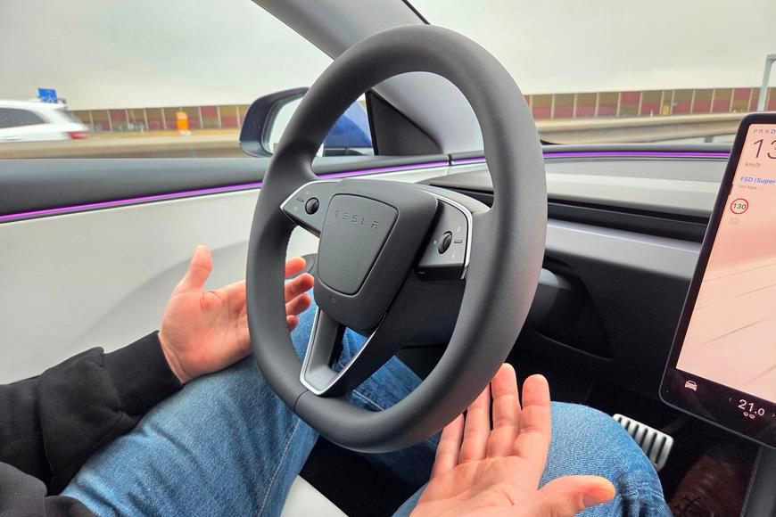 Samořídící Tesla jezdí po Česku, nezvládla jedinou situaci. Vyzkoušet ji může každý