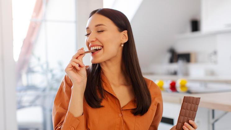 „Chuť na sladké se typicky objevuje u lidí, u nichž během dne dochází k opakovaným výkyvům krevního cukru,“ vysvětluje odbornice. Pokud strava obsahuje málo bílkovin, vlákniny a kvalitních tuků, nebo jsou jídla nepravidelná, hladina glukózy po jídle rychle stoupá a následně prudce klesá.