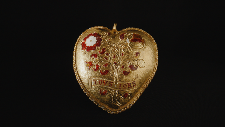 Přívěsek z 24karátového zlata nazývaný Tudorovo srdce zobrazuje bílou a červenou tudorovskou růži, symbol Jindřichovy dynastie Tudorovců, propletenou s granátovým jablkem, které bylo osobním znakem Kateřiny.