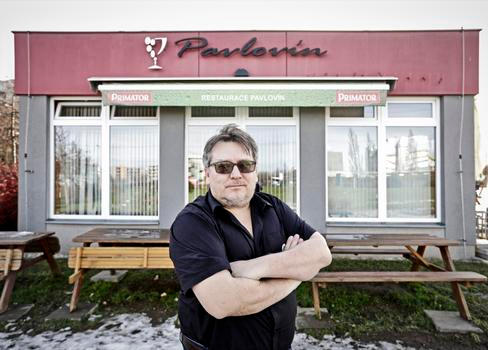 Jiří Janeček na snímku z roku 2021, kdy se odmítal podřídit vládním proticovidovým opatřením. Tehdy restauraci nezavřel, teď musel.
