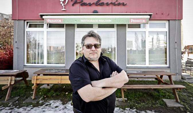 Jiří Janeček na snímku z roku 2021, kdy se odmítal podřídit vládním proticovidovým opatřením. Tehdy restauraci nezavřel, teď musel.