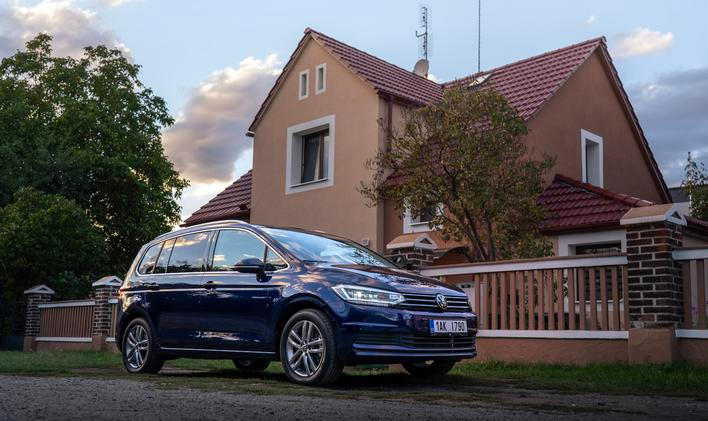 Volkswagen Touran už je v Česku dostupný jen ze skladových zásob.