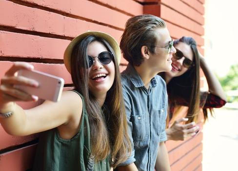 Když se Aktuálně.cz  zeptalo v pondělí středoškoláků na Biskupském gymnáziu v Brně, co říkají na zákaz premiéra, převažovaly názory, že by zákaz nepodpořili. A když už ano, tak ne pro mládež do 15 let.  Snímek je ilustrační.