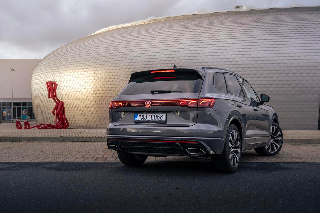 Na výběr zůstává 69 skladových a předváděcích aut s naftovým šestiválcem, případně benzinovým plug-in hybridem.