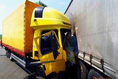 Nehoda náklaďáků na Šumpersku