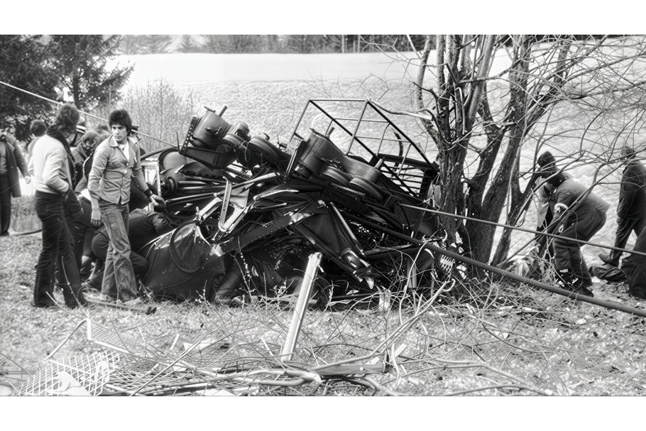 Zničená kabina lanovky u řeky Avisio po pádu ze 70 metrů, Cavalese, 9. března 1976.