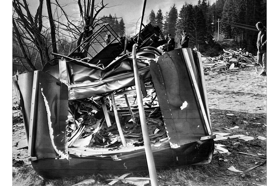 Detail trosek kabiny lanovky na Alpe Cermis po pádu ze 70 metrů, 9. března 1976.