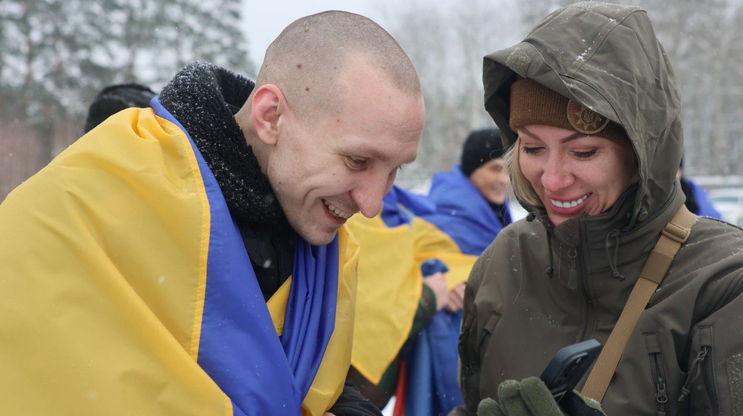 Ukrajinský koordinační štáb uvedl, že se z ruského zajetí vrátilo 150 vojáků, gardistů a pohraničníků a sedm civilistů, 139 bylo v zajetí od roku 2022. Nejmladšímu propuštěnému obránci vlasti bylo 23 let. Byl zajat jako devatenáctiletý při obraně Mariupolu, ruský soud ho odsoudil na doživotí. 5. února 2026.