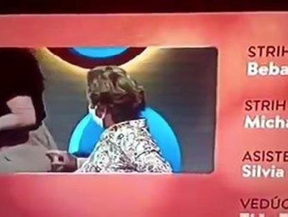 Maroš Kramár škrábe pozadí své kolegyně