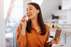 „Chuť na sladké se typicky objevuje u lidí, u nichž během dne dochází k opakovaným výkyvům krevního cukru,“ vysvětluje odbornice. Pokud strava obsahuje málo bílkovin, vlákniny a kvalitních tuků, nebo jsou jídla nepravidelná, hladina glukózy po jídle rychle stoupá a následně prudce klesá.