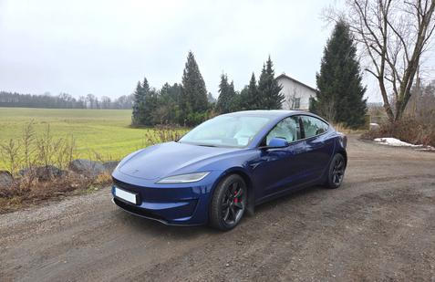 Že je modrá Tesla Model 3 Performance něčím unikátní, byste zvenku nejspíše nepoznali.