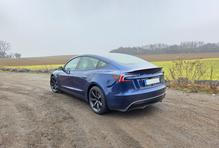 Nicméně je to auto vybavené technologií FSD Supervised, tedy samočinným řízením pod dozorem.