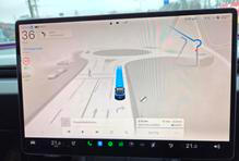 Auto dokáže jet po předem vytyčené trase samo, aniž by řidič musel používat pedály nebo točit volantem.