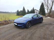 Že je modrá Tesla Model 3 Performance něčím unikátní, byste zvenku nejspíše nepoznali.