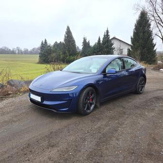 Že je modrá Tesla Model 3 Performance něčím unikátní, byste zvenku nejspíše nepoznali.