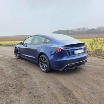 Nicméně je to auto vybavené technologií FSD Supervised, tedy samočinným řízením pod dozorem.